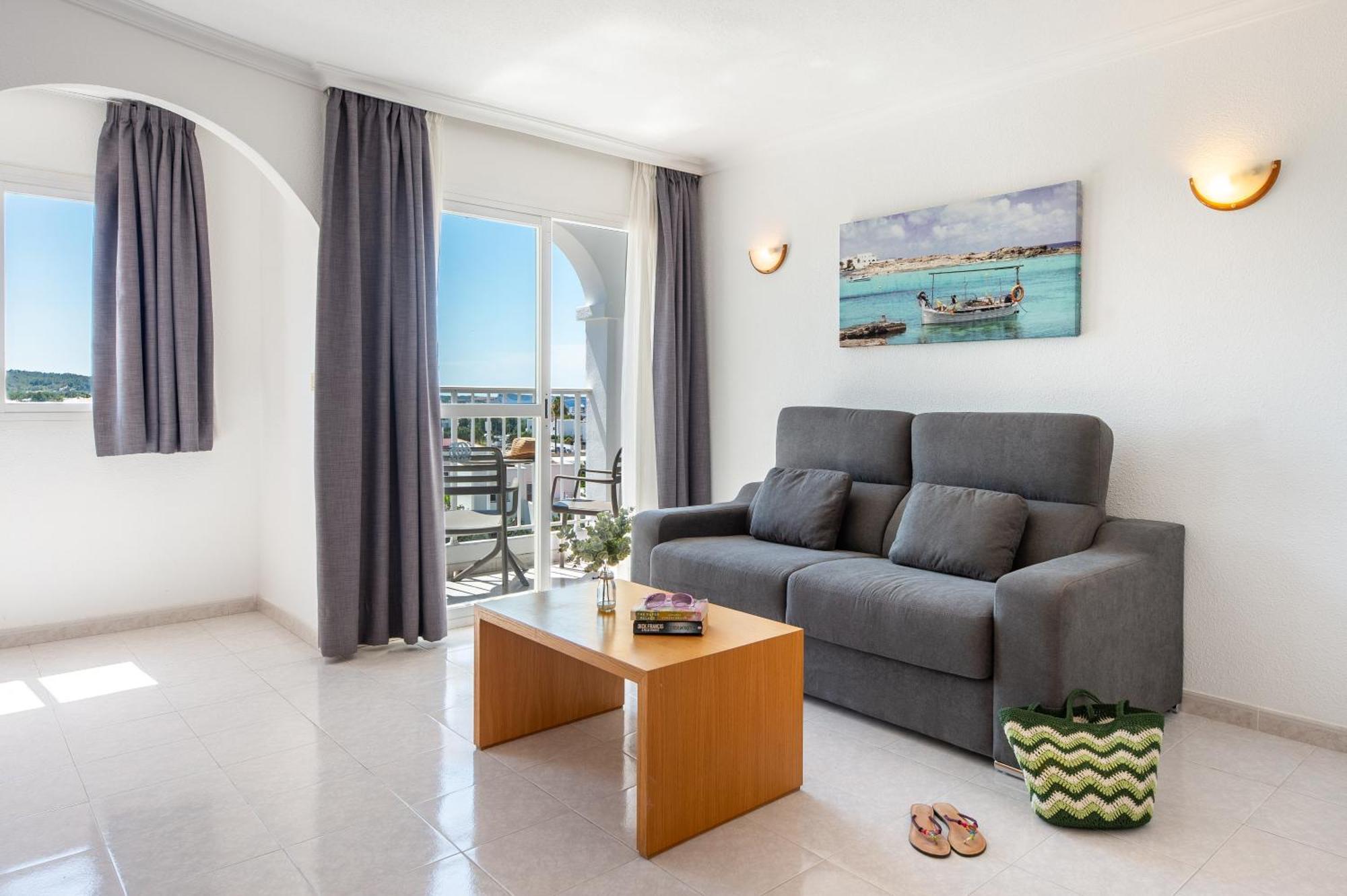 Hotel Apartamentos Vibra San Marino Сан-Антонио-Абад Экстерьер фото